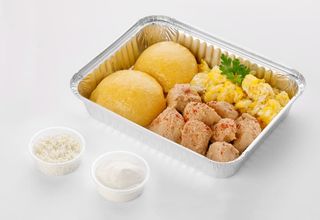 Mămăligă cu scrob, brânză, smântână si cu tocană de pui