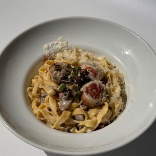 Паста з курячими мітболами та грибним соусом