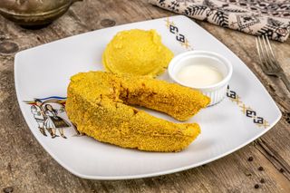 Crap prăjit cu mămăliguță și mujdei