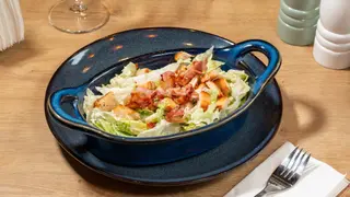 Salată Caesar cu crispy strips