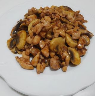 82 Pollo Con Champiñones