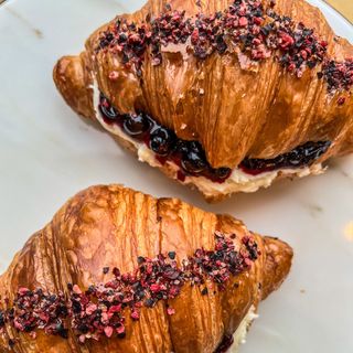 Croissant z mascarpone i konfiturą z czarnej porzeczki
