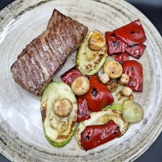 Odležali juneći ramstek sa povrćem   400 gr