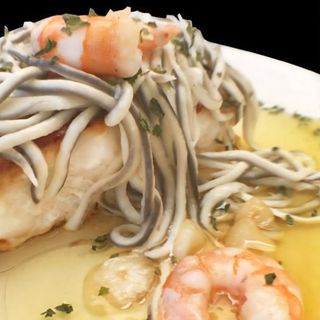 Filete De Gallo Con Gulas Y Gambas