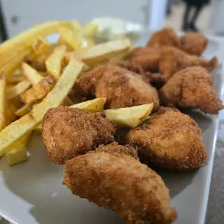 Lagrimitas de pollo con alioli 