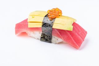 Nigiri z tuńczykiem i awokado