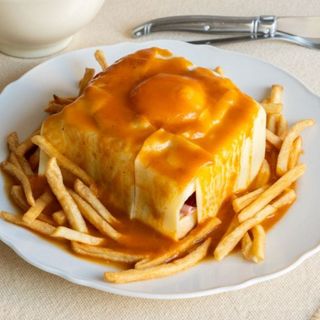 Francesinha de Porco com Batatas