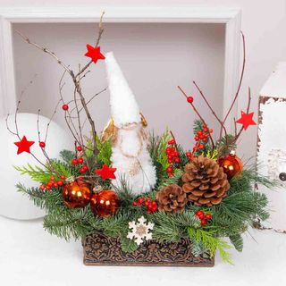 Décor de Craciun cu brad si fetita inger