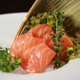 70. Sashimi di salmone