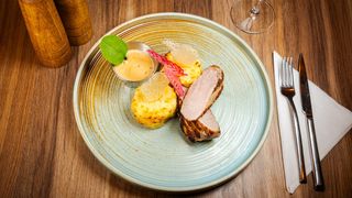 Mușchiuleț de porc cu cartofi gratinați și cremă de trufă albă