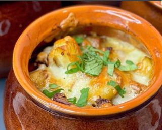 Телятина в горшочке в сметанном соусе