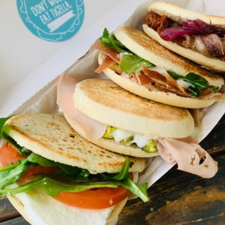 Mortadella, stracciatella e pistacchio