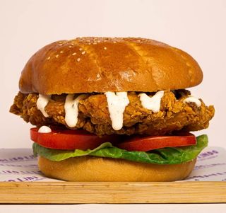 Pan con pollo Broster
