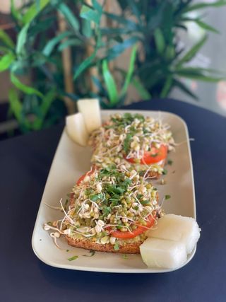 Torrada com Ovo, Abacate, Tomate, Coentros E Rebentos