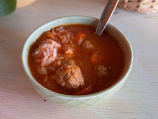 Pomidorowa z klopsikami wieprzowymi i ryżem