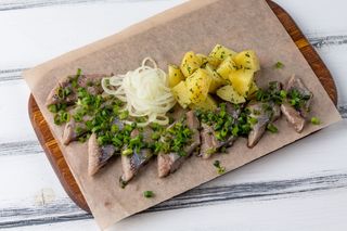 Оселедець власного засолу з картоплею (150г/100г)