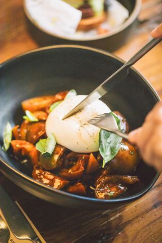 Tomate kumato aliñado y burrata