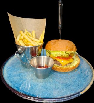 Cheeseburger de vită și cartofi fri