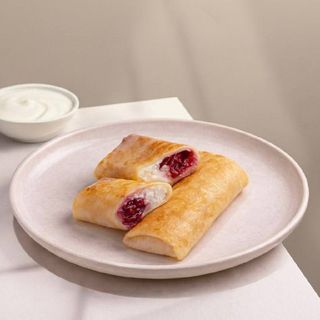 Млинці з сиром та вишнями