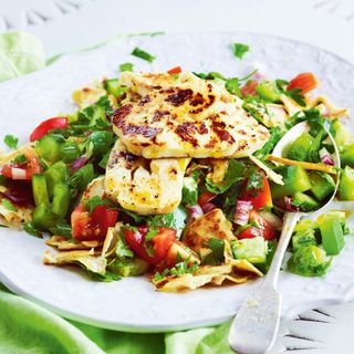 Ensalada Fattoush con Queso Halloumi