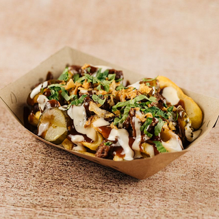 Картопляні діпи з яловичиною соусами та зеленню 