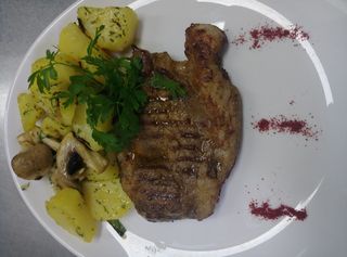 Свиная шейка на гриле с жареными грибами