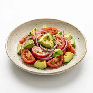 Ensalada de tomate, cebolla y aguacate