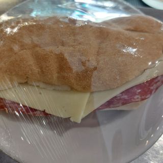 Panino con salame e mozzarella