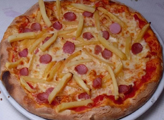 Pizza Novedad Pequeña Salchipapa (20 Cm.)