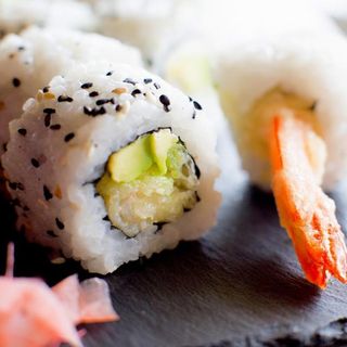 Uramaki de langostino con salsa cocktail (8 uds.)