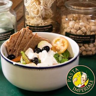 Insalatona con ceci, carciofi sott'olio, finocchio fresco