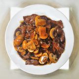 ternera con champiñones