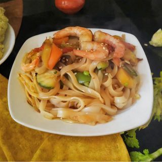 Tallarines De Arroz Con Vegetales Y Gambas