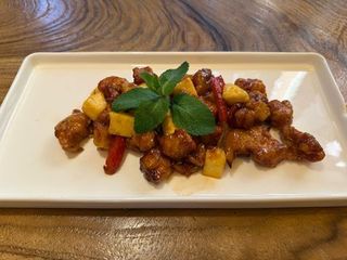 Maiale croccante in salsa agrodolce con ananas