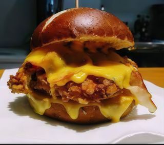 Cheeseburger de Pollo con Patatas y Bebida.