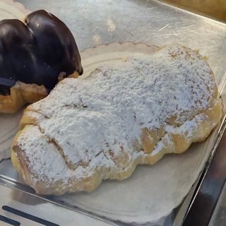 Cannolo di pasta sfoglia crema