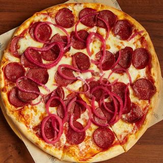 Пицца Двойная Пепперони с красным луком 