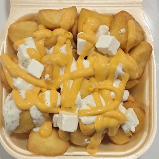 Patatas Bravas con queso