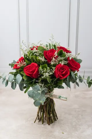 6 Rosa Roja + eucalipto