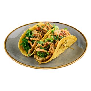 Тако з Чимічурі, ананасом, куркою та двома видами сиру