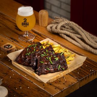 გამომცხვარი ღორის ნეკნები ბარბექიუს სოუსით 