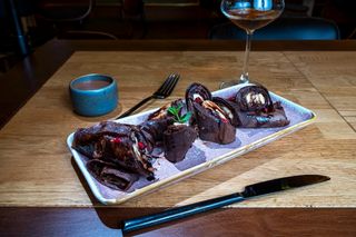 Clatite cu cafea si dulceata de visine