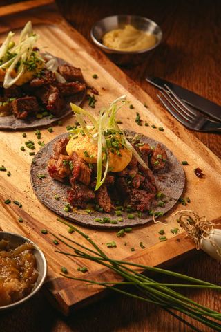 Taco de brisket de wagyu con crema de elote y Tajín (2 uds)