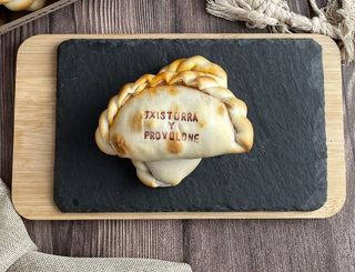 Empanada de Txistorra y Provolone