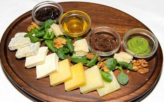 Tagliere di formaggi con miele per 2 persone