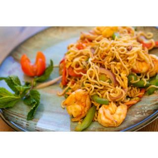 Fideos ramen con langostinos y verduras