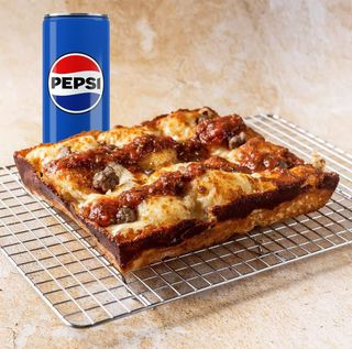 Detroit pizza + Pepsi 0.33l