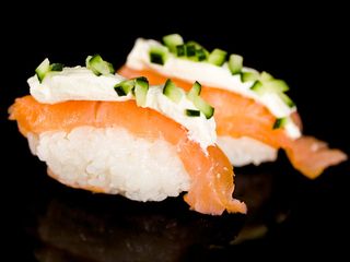 Нигири Пушена сьомга и Филаделфия (2бр-90г)