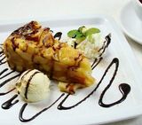 Szarlotka na Ciepło z Lodami i Bitą Śmietaną