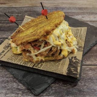 Patacón de carne mechada